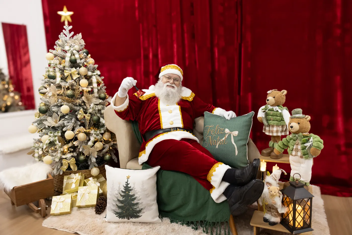 Cenário de Natal completo com Papai Noel na poltrona